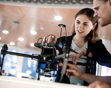 Mitarbeitende von DB Systel erforschen eine Drohne. | © Deutsche Bahn AG / Max Lautenschläger