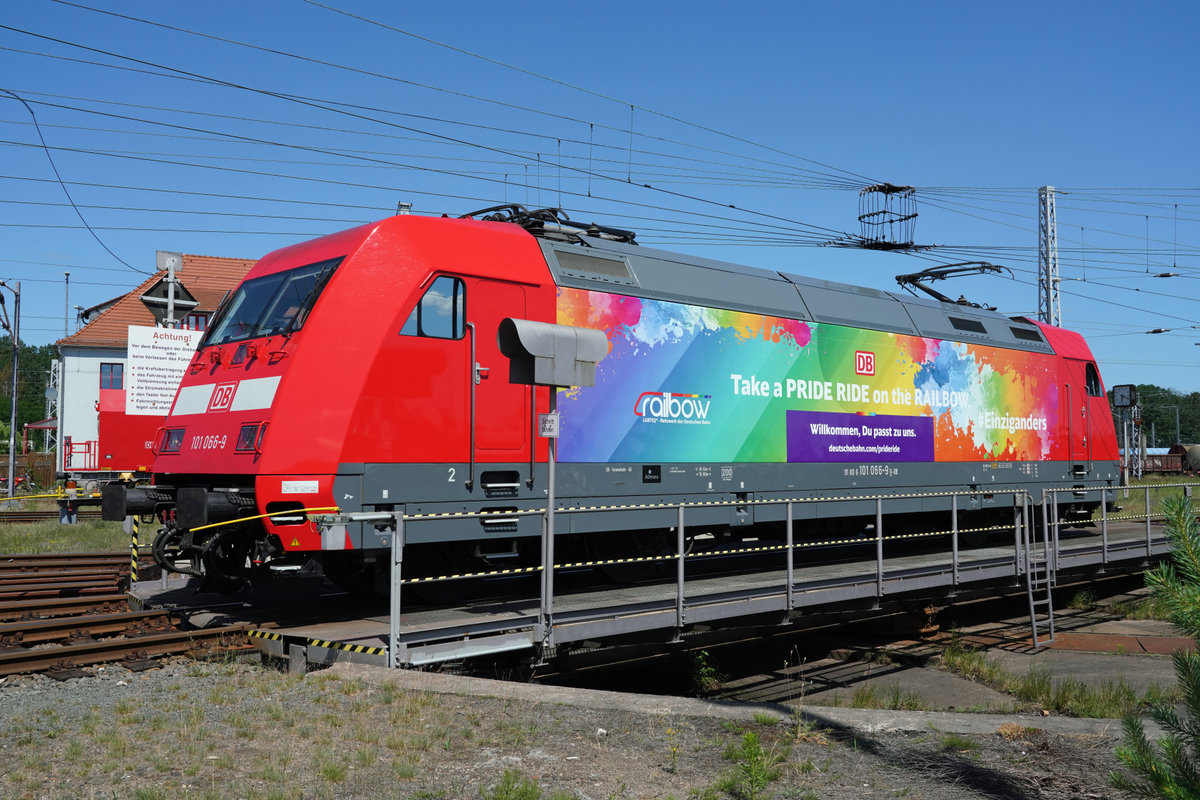 #Einziganders: Die "Take a PRIDE RIDE on the RAILBOW"-Ellok der Baureihe 101 des DB Fernverkehr.