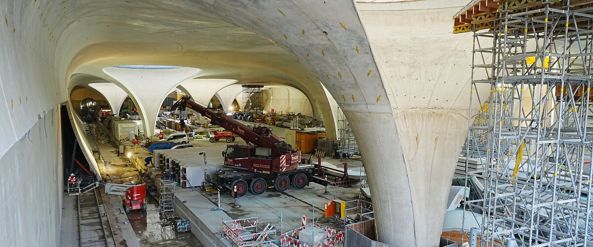 Der neue Stuttgarter Hbf als architektonisch einzigartiger Durchgangsbahnhof in der Umsetzungsphase. | © DB AG / Volker Emersleben