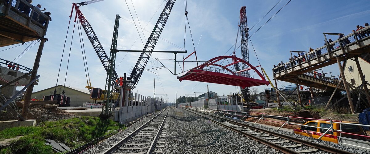 Brückeneinhub der Pisastenbrücke in Forchheim. | © DB AG / Volker Emersleben