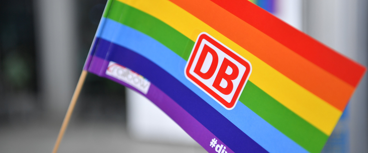 Eine LGBTQ-Flagge mit dem DB-Logo in der Mitte. | © DB AG