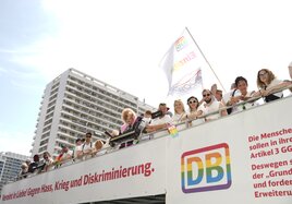 Der Wagen der Deutschen Bahn beim Christopher Street Day in Berlin 2022