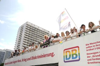 Der Wagen der Deutschen Bahn beim Christopher Street Day in Berlin 2022 | © DB AG / Hans-Christian Plambeck