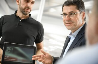 Mitarbeiter von DB Systel bei Besprechung | © DB AG/ Max Lautenschläger