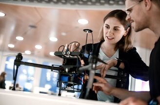 Mitarbeitende von DB Systel erforschen eine Drohne. | © DB AG/ Max Lautenschläger