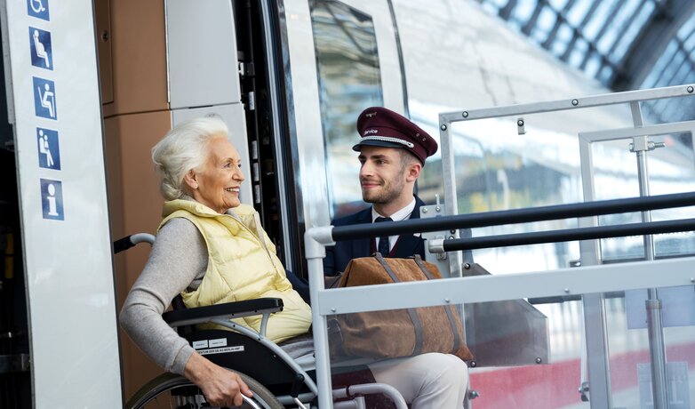 Ein DB Mitarbeiter hilft einer Rollstuhlfahrerin beim Ausstieg aus einem ICE. | © Deutsche Bahn AG / Max Lautenschläger