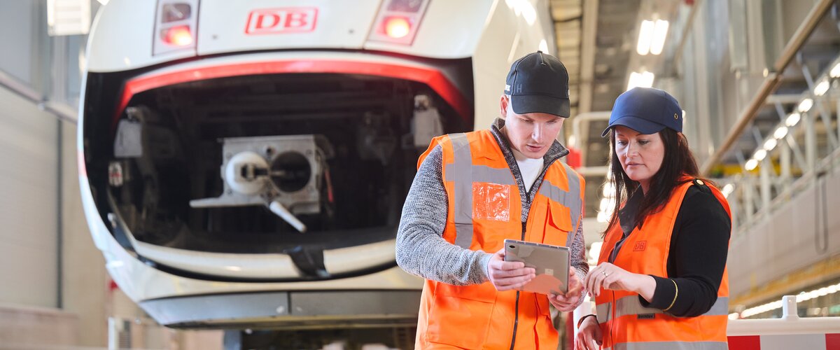 Mitarbeiter:innen im ICE Werk Cottbus mit Tablet Computer | © DB AG/ Annette Riedl