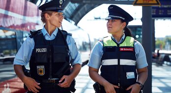 Zwei Mitarbeitende von Polizei und DB Sicherheit an einem Bahngleis. | © Deutsche Bahn AG / Björn Ewers