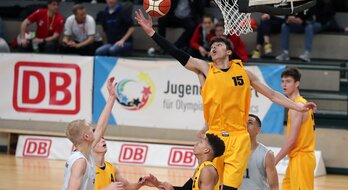 Basketballer bei Jugend trainiert | © DB AG/ Jugend trainiert/ sampics / Christina Pahnke