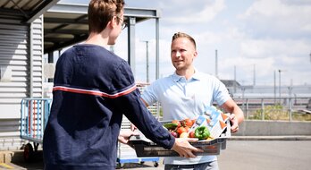 Übergabe einer Lebensmittelspende an die Tafel Deutschland. | © Deutsche Bahn AG / Faruk Hosseini