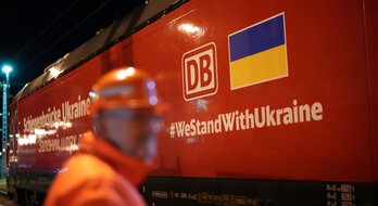 Ein Zug mit Hilfsgütern für die Menschen in der Ukraine startet seine Fahrt. | © Deutsche Bahn AG / Oliver Lang