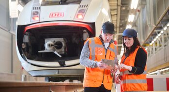 Mitarbeiter:innen im ICE Werk Cottbus mit Tablet Computer | © DB AG/ Annette Riedl