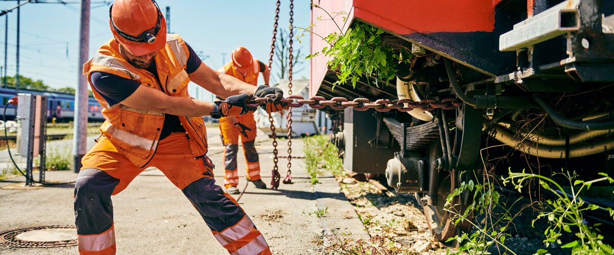 Mitarbeitende versetzen einen Waggon im Werk Berlin-Grunewald. | © DB AG/ Dominic Dupont