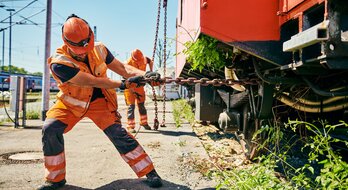 Mitarbeitende versetzen einen Waggon im Werk Berlin-Grunewald. | © DB AG/ Dominic Dupont