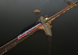 Eine Luftaufnahme von überschwemmten Gleisen und Straßen bei Hochwasser an der Nidder.