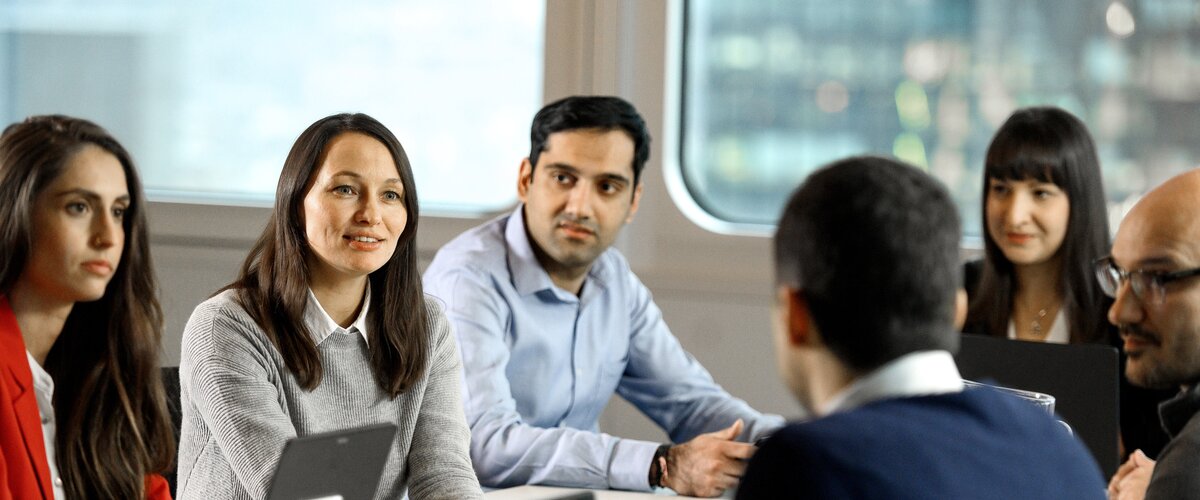 Menschen bei einer Besprechung | © DB AG / Max Lautenschläger