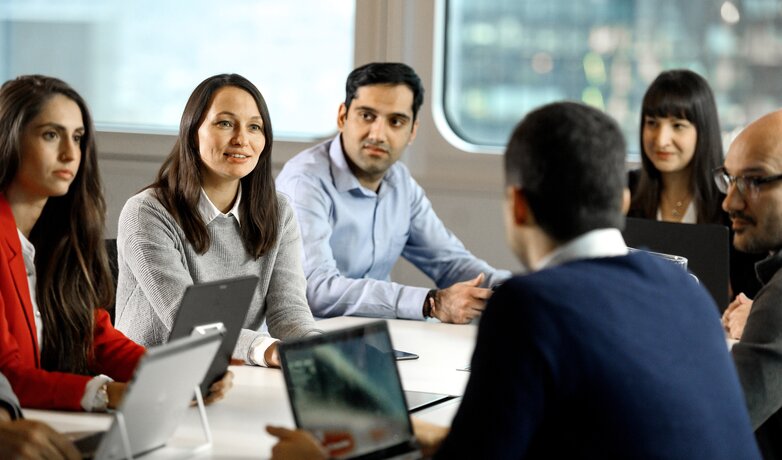 Menschen bei einer Besprechung | © DB AG / Max Lautenschläger