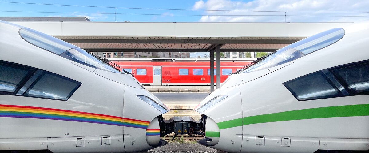 Ein grüner ICE trifft auf den Regenbogen-ICE. | © DB AG / Jörgen Camrath