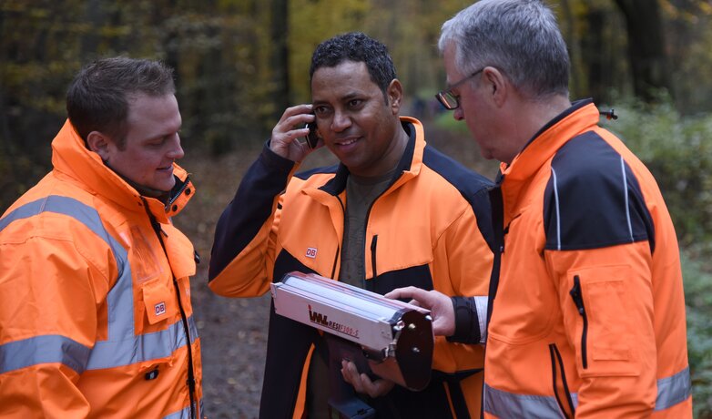 Mit der Natur auf du und du - Bahnförster im Einsatz. | © DB AG / Thomas Herter