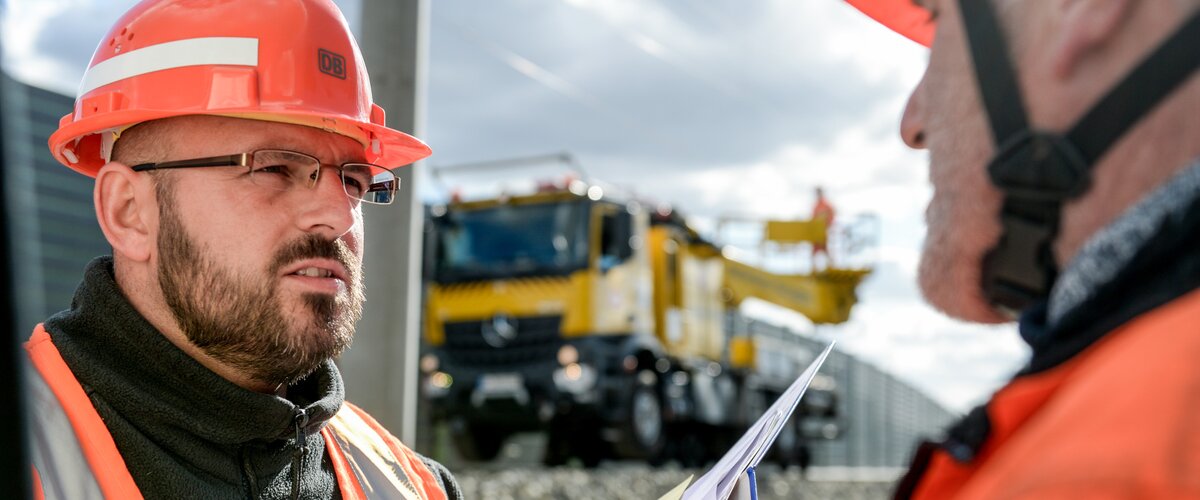 Einsatzbesprechung auf einer Baustelle. | © DB AG / Max Lautenschläger