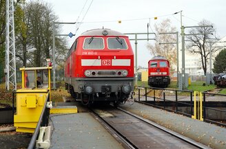 Lok fährt in ein Werk | © Deutsche Bahn AG / Volker Emersleben