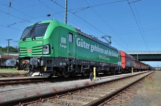 Ein Zug von DB Cargo wirbt für "Güter gehören auf die Schiene" | © DB AG / Steve Wiktor
