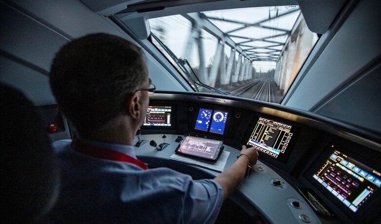 Triebfahrzeugführer des DB Fernverkehr unterwegs mit einem ICE 4. | © DB AG / Pablo Castagnola