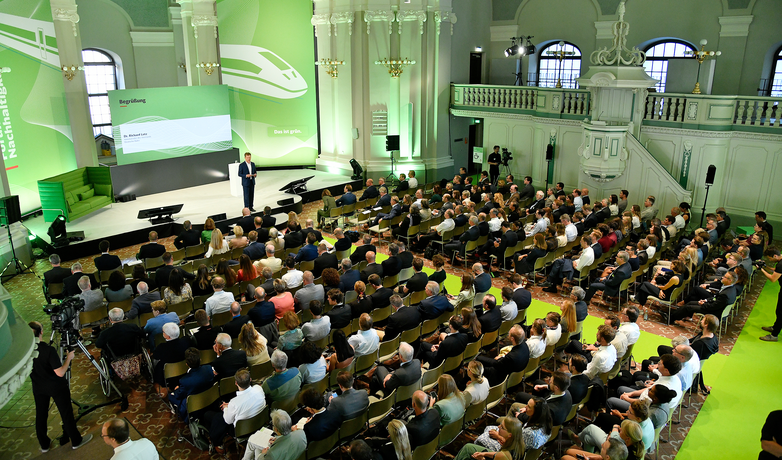 Dr. Richard Lutz, Vorsitzender des Vorstands Deutsche Bahn AG, bei der Eröffnung des Forum Nachhaltigkeit 2023 der DB | © DB AG / Jet-Foto Kranert