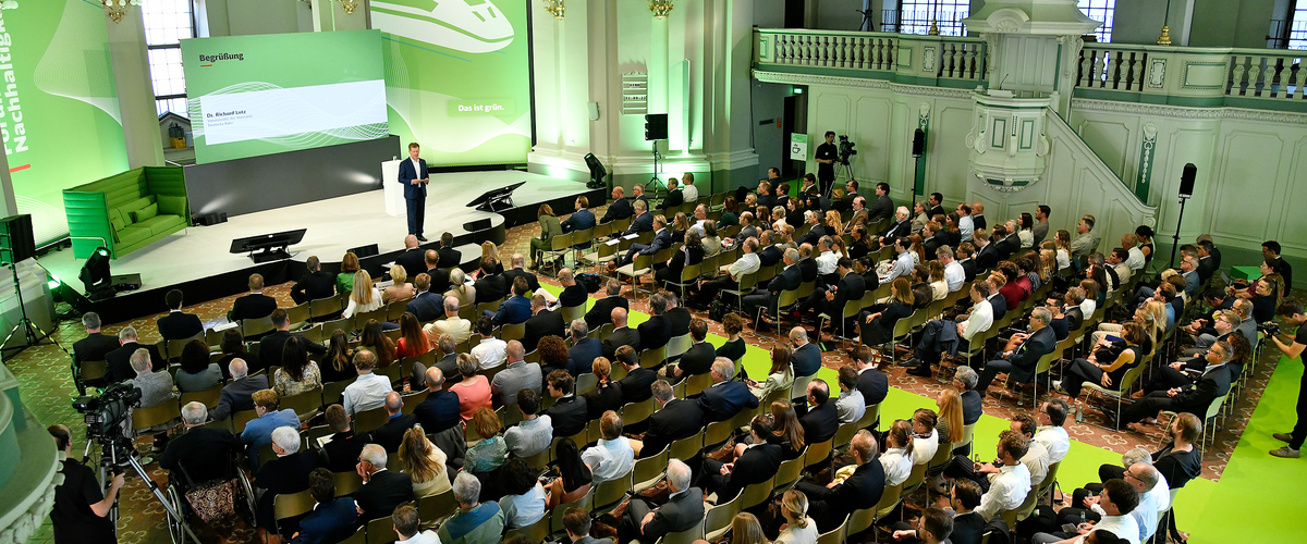 Dr. Richard Lutz, Vorsitzender des Vorstands Deutsche Bahn AG, bei der Eröffnung des Forum Nachhaltigkeit 2023 der DB | © DB AG / Jet-Foto Kranert