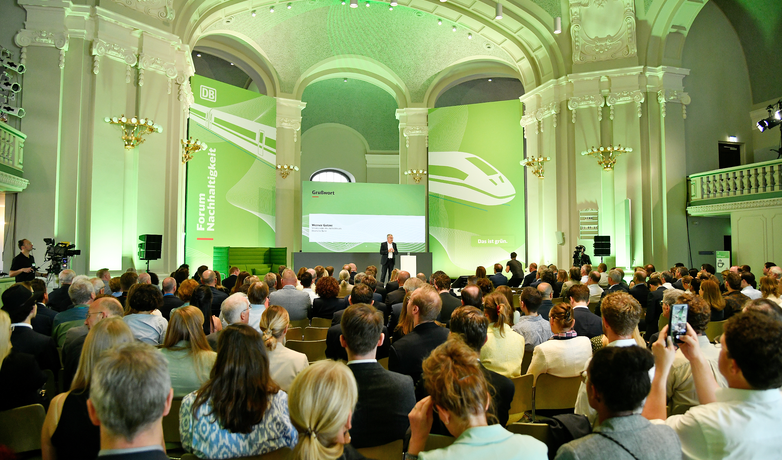 Werner Gatzer, Aufsichtsratsvorsitzender DB, bei seinem Grußwort beim Forum Nachhaltigkeit 2023 | © DB AG / Jet-Foto Kranert