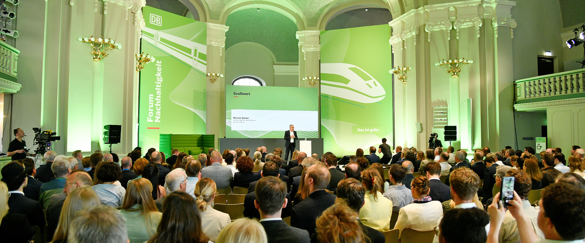 Werner Gatzer, Aufsichtsratsvorsitzender DB, bei seinem Grußwort beim Forum Nachhaltigkeit 2023 | © DB AG / Jet-Foto Kranert