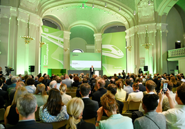 Werner Gatzer, Aufsichtsratsvorsitzender DB, bei seinem Grußwort beim Forum Nachhaltigkeit 2023