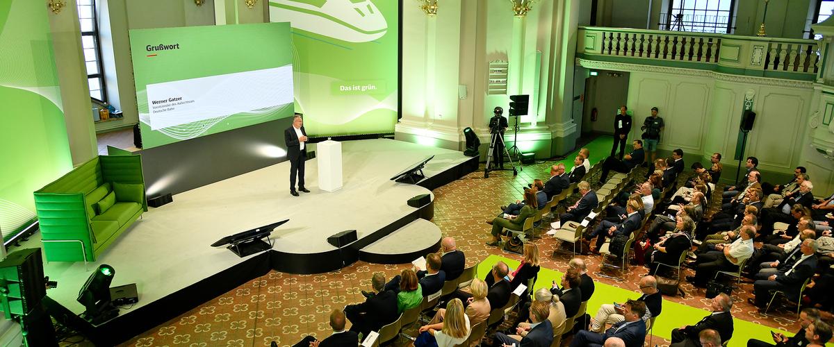 Werner Gatzer, Aufsichtsratsvorsitzender DB, bei seinem Grußwort beim Forum Nachhaltigkeit 2023 | © DB AG / Jet-Foto Kranert