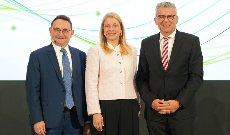 Ulrich Lange, Parlamentarischer Staatssekretär beim Bundesminister für Verkehr, Bahnchefin Evelyn Palla und Werner Gatzer, Vorsitzender des Aufsichtsrats der DB AG, beim Forum Nachhaltigkeit 2025. | © DB AG / Oliver Lang
