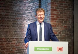Der Vorstandsvorsitzende der Deutschen Bahn, Dr. Richard Lutz, beim Umweltforum 2019 in Berlin.