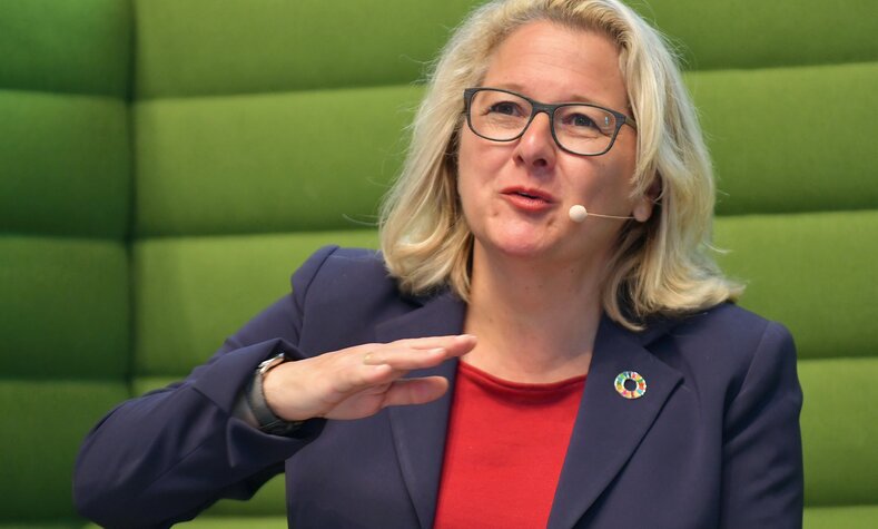 Bundesumweltministerin Svenja Schulze beim DB Umweltforum 2021 in Berlin