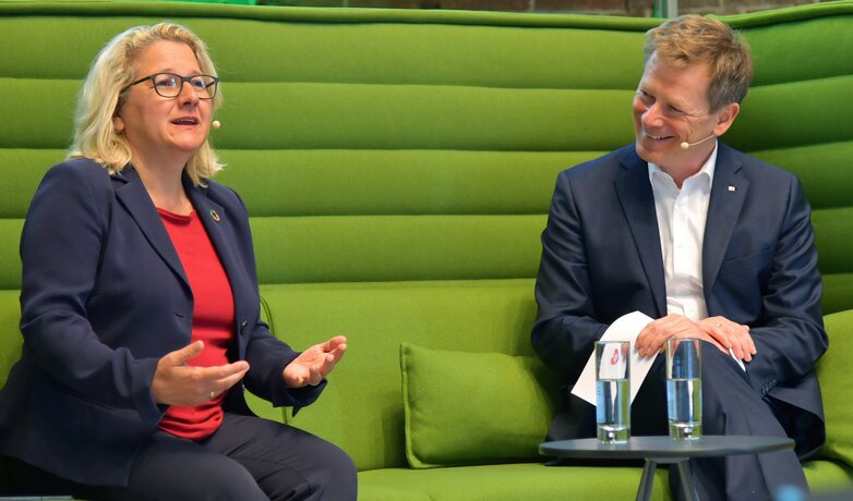 Svenja Schulze, Federal Minister for Environment and Dr. Richard Lutz,  CEO of Deutsche Bahn AG, at DB Umweltforum 2021 | © DB AG / Jet Foto Kranert