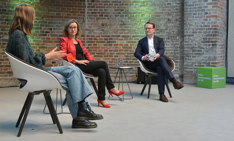 Fridays for Future-Aktivistin Pauline Brünger und Dr. Sigrid Nikutta, Güterverkehrsvorstand DB AG, beim DB Umweltforum 2021