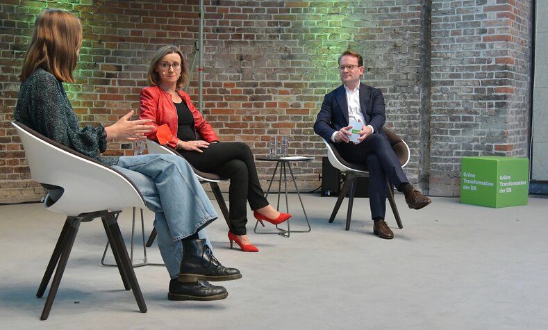 Pauline Brünger, Dr. Sigrid Nikutta and Max-Christian Lange on a panel of the DB Umweltforum 2021