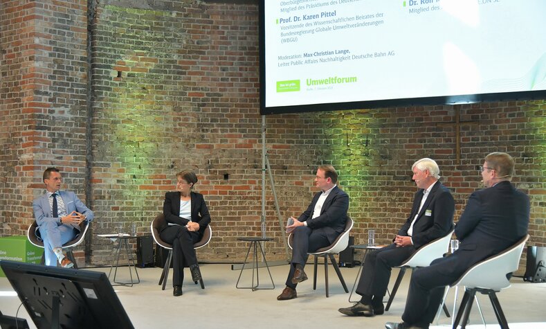 Vier Männer und eine Frau diskutieren auf einem Panel des DB Umweltforum 2021. 