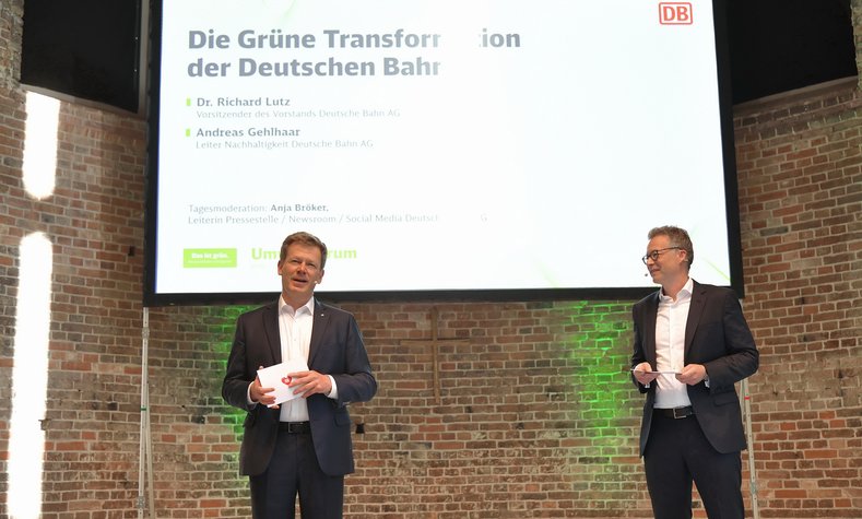 Der Vorstandsvorsitzende der Deutschen Bahn, Dr. Richard Lutz, und der Leiter Nachhaltigkeit, Andreas Gehlhaar, beim Umweltforum 2021 in Berlin