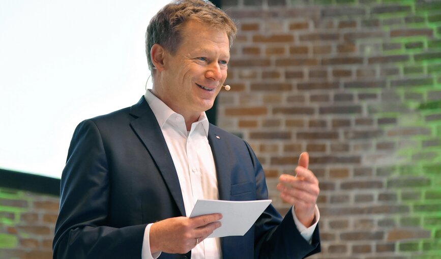 Der Vorstandsvorsitzende der Deutschen Bahn, Dr. Richard Lutz, beim Umweltforum 2021 in Berlin