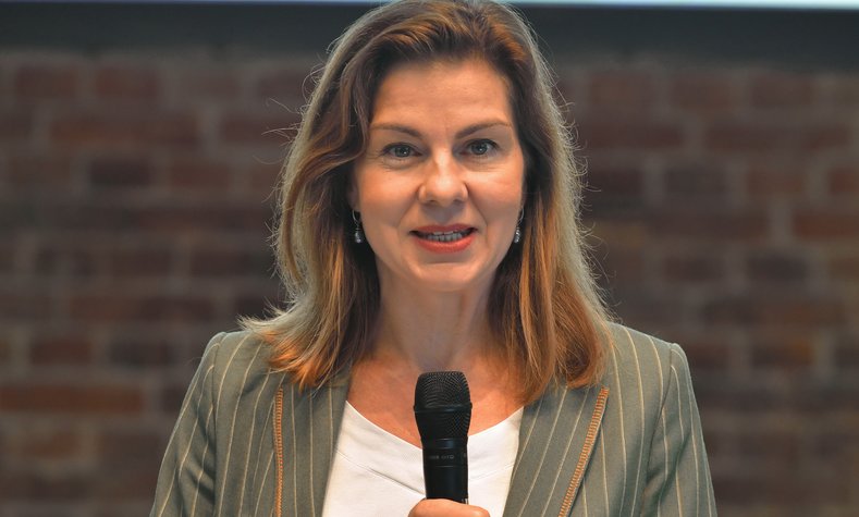 Anja Bröker, Leiterin Pressestelle, Newsroom, Social Media bei der Deutschen Bahn beim DB Umweltforum 2021 in Berlin