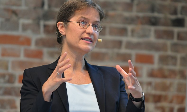 Die Vorsitzende des Wissenschaftlichen Beirates der Bundesregierung Globale Umweltveränderungen, Prof. Dr. Karen Pittel, beim DB Umweltforum 2021 in Berlin