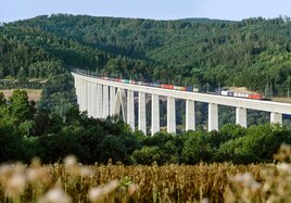 Ein Güterzug fährt über eine Brücke.