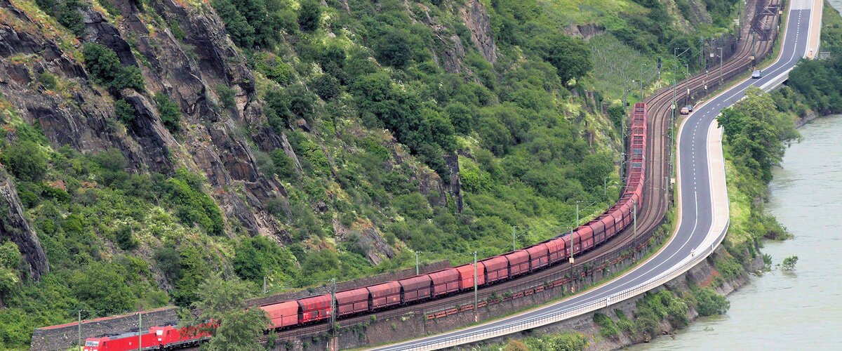 Ein Güterzug im Mittelrheintal mit zwei E-Loks. | © DB AG / Wolfgang Klee