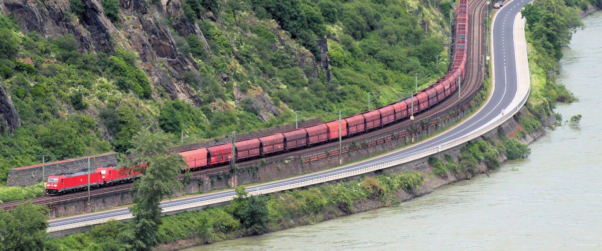 Ein Güterzug im Mittelrheintal mit zwei E-Loks. | © DB AG / Wolfgang Klee