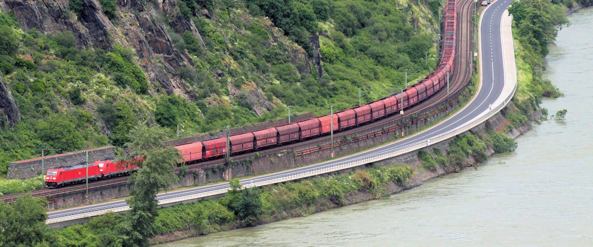 Ein Güterzug im Mittelrheintal mit zwei E-Loks. | © DB AG / Wolfgang Klee