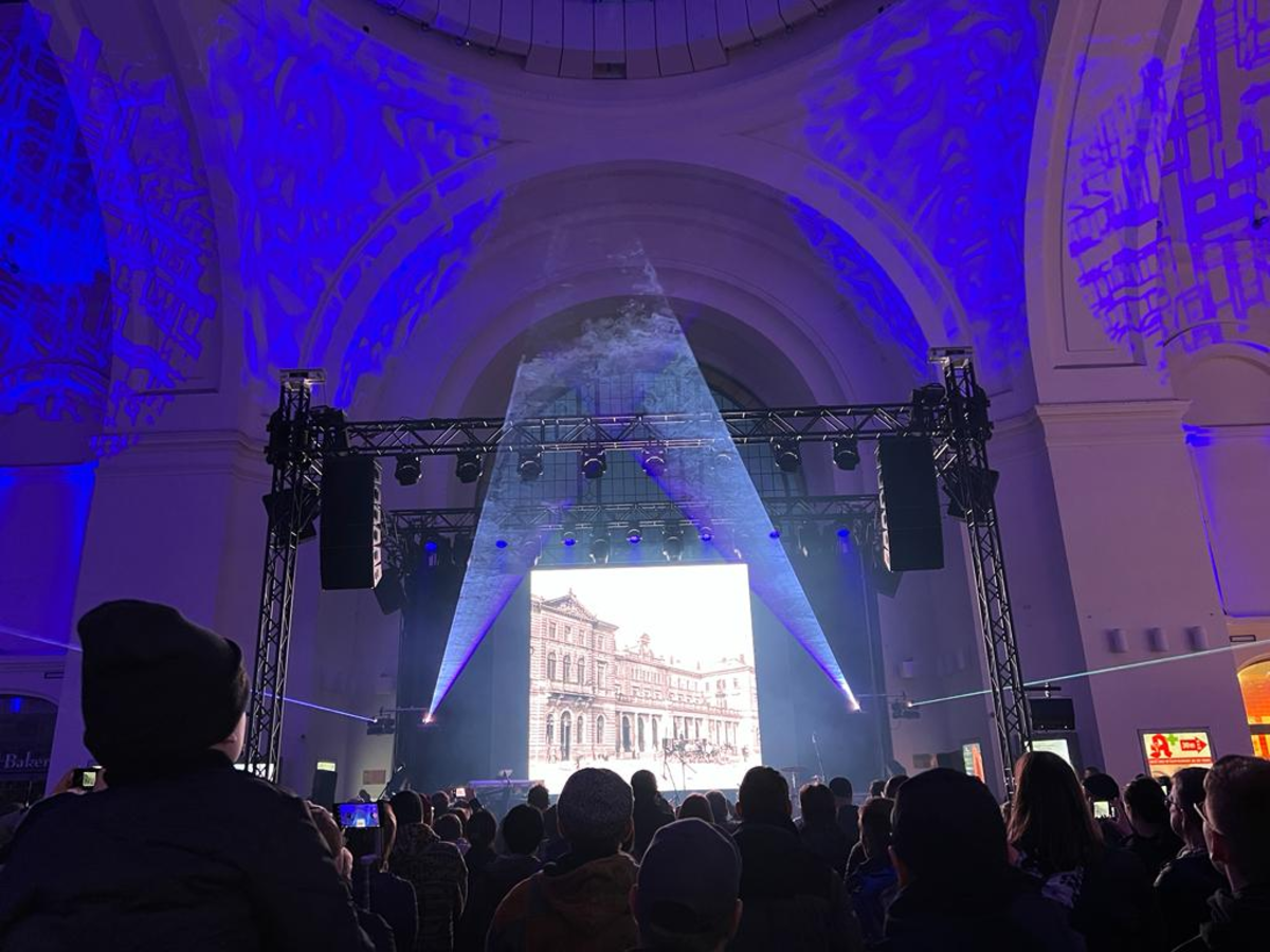 Bei der 125-Jahr-Feier des Dresdner Hauptbahnhofs wurde dessen bewegte Geschichte in einer multimedialen Laser-Show präsentiert.