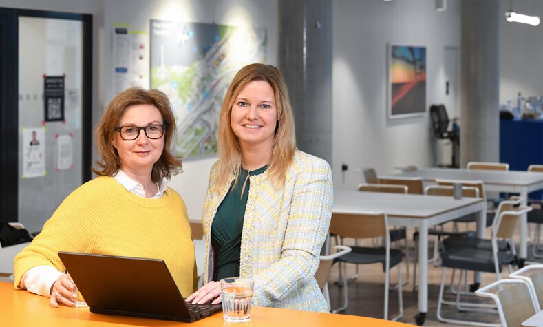 Zwei Frauen im Büro